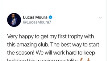 Inilah pernyataan penuh kebanggaan Moura bahwa dia sangat senang meraih trofi pertamanya dan akan bekerja keras membangun mental juara. Apa ada seseorang yang akan memberitahu Moura bahwa Audi Cup bukan piala yang nyata? tanya netizen ini. Foto: Twitter