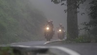Menurut Wisnu, hujan dan kabut tebal yang mengiringi perjalanan ke Narkanda menjadi beresiko. Selain dingin yang menggigit tulang, jarak pandang yang relatif hanya 2,5 meter menjadikan laju Himalayan hanya bisa 25 km per jam. Foto. Istimewa.