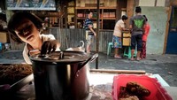 Biasanya sampah makanan yang diambil adalah sisa tulang ayam. Setelah dibersihkan, tulang-tulang ayam ini dimasak dan diberi bumbu. Foto: Istimewa