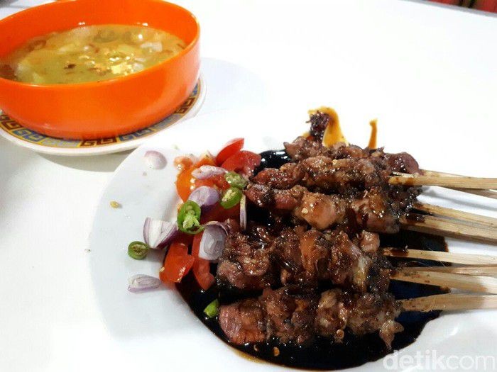 Laris Manis! 5 Tempat Makan Sate Gaya Kaki Lima yang Tersohor Enak