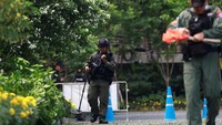 Sejumlah petugas kepolisian dikerahkan untuk mengamankan dan menyisiri sejumlah area di sekitar lokasi ledakan tersebut. Soe Zeya Tun/Reuters.