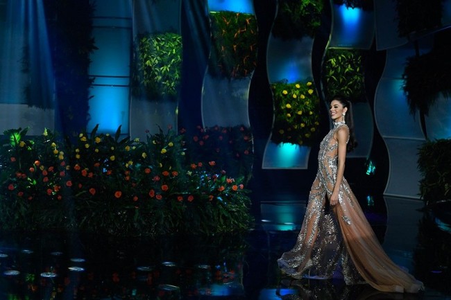 Thalia Olvino tampil memesona dalam balutan gaun malam di grand final Miss Venezuela 2019. Thalia mengikuti kontes kecantikan ini mewakili negara bagian Delta Amacuro. Foto: FEDERICO PARRA / AFP