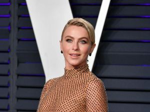 Aktris Julianne Hough Memutuskan Bercerai Saat Pandemi Corona