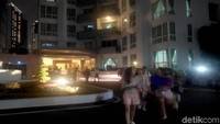 Penghuni apartemen Puri Casablanca berhamburan keluar usai gempa terjadi, Jumat (2/8/2019).