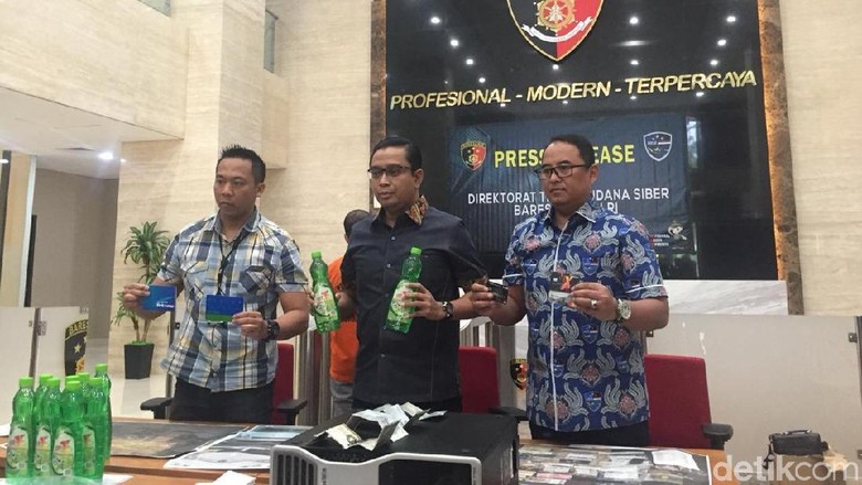 Modifikasi Kartu ATM Giro, Pria Ini Kuras Rekening Bank Rp 1,75 M Modifikasi Kartu ATM Giro, Pria Ini Kuras Rekening Bank Rp 1,75 M