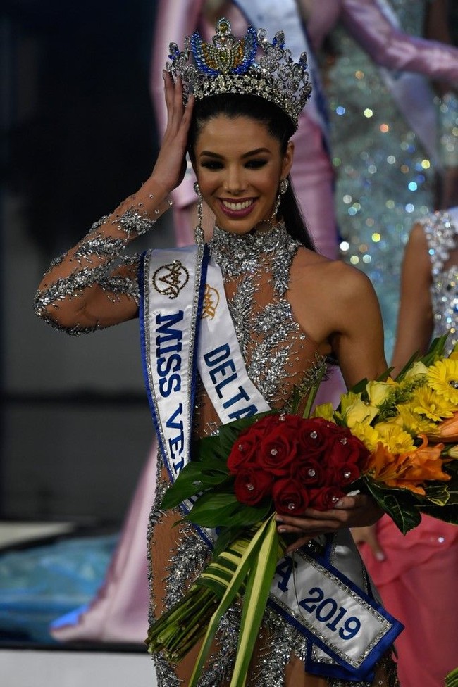 Thalia Olvino dinobatkan sebagai Miss Venezuela 2019 pada malam grand final yang digelar di Caracas, Venezuela, Kamis (1/8/2019) malam. Foto: FEDERICO PARRA / AFP