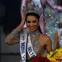 Thalia Olvino dinobatkan sebagai Miss Venezuela 2019 pada malam grand final yang digelar di Caracas, Venezuela, Kamis (1/8/2019) malam. Foto: FEDERICO PARRA / AFP