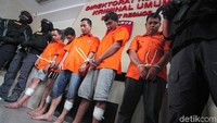 Enam orang pelaku sindikat penipuan dengan modus mengaku sebagai staf dan panitera di Mahkamah Agung (MA) dibekuk Subdit Resmob Ditreskrimum Polda Metro Jaya.