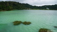 Warna air danau bisa berubah-ubah dari hijau, biru dan kuning. Hal ini terjadi karena pembiasan cahaya matahari dan juga perubahan unsur belerang di dalam danau. (Syanti/detikcom)