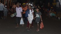 Ribuan Warga Pesisir Bandar Lampung panik akibat gempa berpusat di wilayah barat daya Sumur Banten, Jumat (2/8/2019). ANTARA FOTO/Ardiansyah.