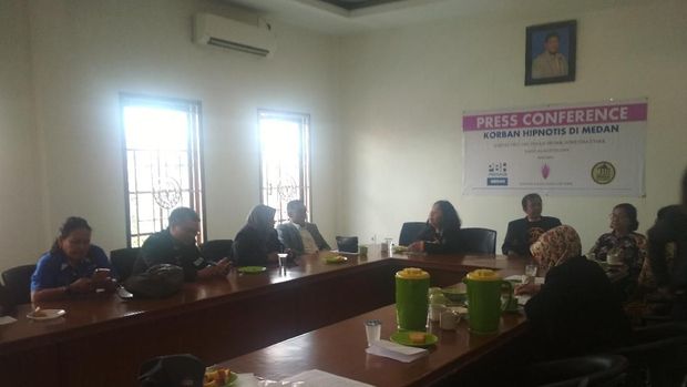 Nenek korban hipnotis mengadu ke Peradi DPC Medan.