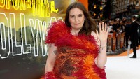 Lena pun membuat momen canggung untuk Brad yang seperti diserang. Tim P. Whitby/Getty Images for Sony