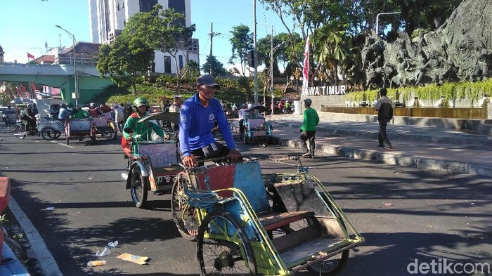 Ratusan Pengemudi Bentor Surabaya Demo di Kantor Gubernur