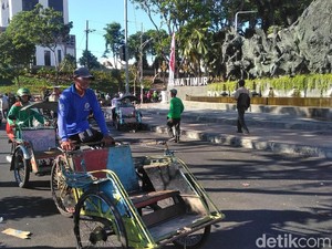 Ratusan Pengemudi Bentor Surabaya Demo di Kantor Gubernur