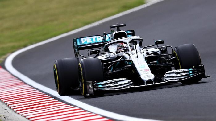 Lewis Hamilton menjadi yang tercepat di FP3 GP Hongaria. (Foto: Mark Thompson/Getty Images) Lewis Hamilton menjadi yang tercepat di FP3 GP Hongaria. (Foto: Mark Thompson/Getty Images)