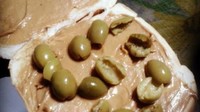 Makan roti pakai selai kacang, netizen ini malah tambah buah zaitun yang membuat rasanya jadi aneh. Foto: Buzzfeed