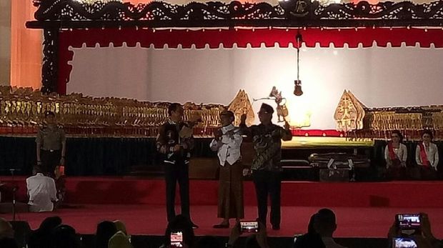 Jokowi memberikan wayang Kresna ke dalang Ki Manteb Soedharsono.