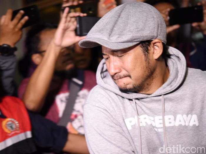 Isa Bajaj saat menemani jenazah Agung Hercules di RS Dharmais.