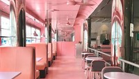 IndoDiner Bar & Diner punya warna pink dan desain menyerupai kereta. Salah satu kafe yang paling sering dikunjungi. Lokasinya di Jl. Pluit Selatan Raya No.40 Penjaringan, Kota Jkt Utara. Foto : pergikuliner.com