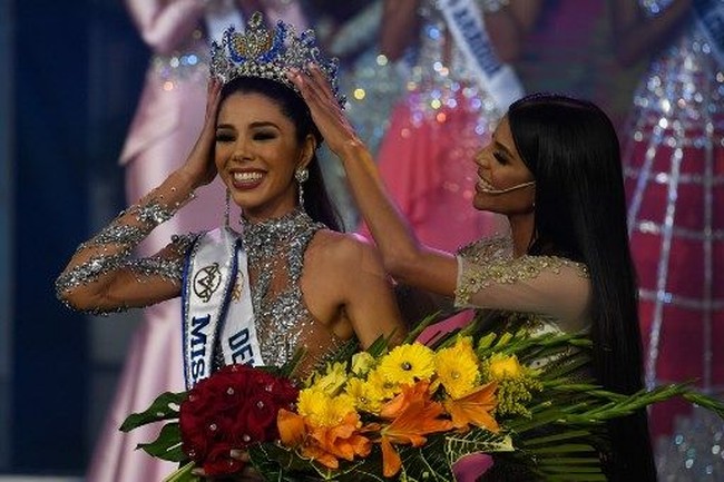 Pada malam grand final, Miss Venezuela 2018 Isabella Rodriguez mempersembahkan mahkota kemenangan untuk Thalia Olvino yang menggantikannya sebagai Miss Venezuela 2019. Foto: FEDERICO PARRA / AFP