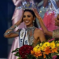 Pada malam grand final, Miss Venezuela 2018 Isabella Rodriguez mempersembahkan mahkota kemenangan untuk Thalia Olvino yang menggantikannya sebagai Miss Venezuela 2019. Foto: FEDERICO PARRA / AFP