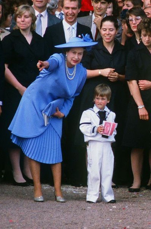 Ratu Elizabeth II bersama sang cucu, Pangeran William setelah acara pernikahan Pangeran Andrew dan Fergie pada 23 Juli 1986. Foto: (Twitter @katemidIetons) Ratu Elizabeth II bersama sang cucu, Pangeran William setelah acara pernikahan Pangeran Andrew dan Fergie pada 23 Juli 1986. Foto: (Twitter @katemidIetons)