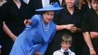 Ratu Elizabeth II bersama sang cucu, Pangeran William setelah acara pernikahan Pangeran Andrew dan Fergie pada 23 Juli 1986. Foto: (Twitter @katemidIetons)