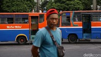 Anies juga menginstruksikan Kadishub DKI menyiapkan rancangan Peraturan Daerah tentang Pembatasan Usia Kendaraan untuk Angkutan Umum pada 2019. Anies juga meminta Kadishub memperketat ketentuan uji emisi bagi seluruh angkutan umum pada 2019.
