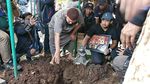 Isak Tangis dan Barbel di Pemakaman Agung Hercules