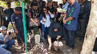 Keluarga dan sahabat larut dalam kesedihan saat melepas Agung untuk selamanya.