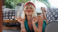 Namun Julianne bahagia hidup bersama Brook yang dipilihnya itu dan mencintai pria tersebut. Dok. Instagram/juleshough