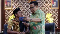 Wakil Ketua MPR RI, Abdul Muhaimin Iskandar atau Cak Imin menerima kunjungan Anjas Pramono, pembuat aplikasi Difodeaf untuk difabel di kantornya, Komplek DPR/MPR RI, Senayan Jakarta, Jumat 2 Agustus 2019.
