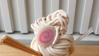 Di Furano, Hokkaido Anda bisa dapatkan es krim dengan bentuk ramen dan diberikan topping fish cake dan beberapa pretzel. Es krim ini adalah salah satu menu dessert milik toko Yuki to Hana. Foto: Istimewa