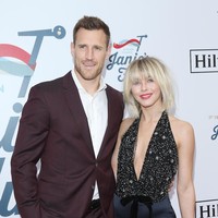 Julianne Hough dan Brooks Laich menikah pada Juli 2017 setelah bertunangan dua tahun sebelumnya. Adapun hubungan asmara mereka terjalin sejak 2014, hanya setahun setelah Julianne putus dari Ryan Seacrest. (Foto: Getty Images)