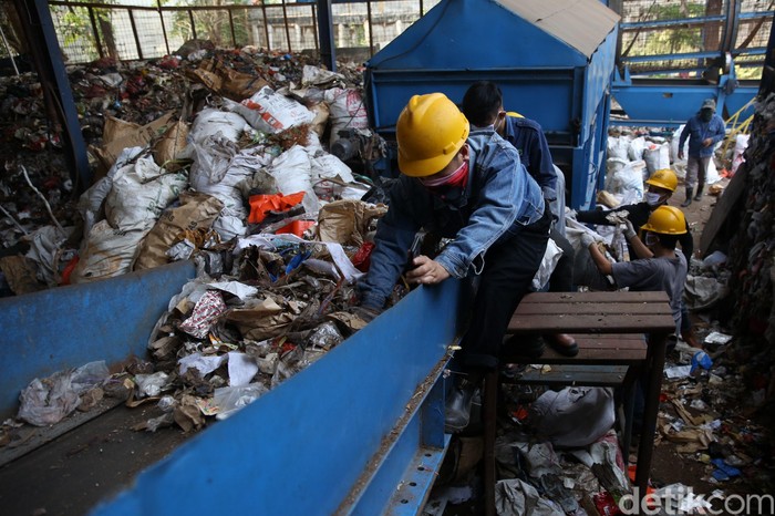 Pemerintah Kota Bekasi melakukan uji coba Pembangkit Listrik Tenaga Sampah (PLTSa) TPA Sumur Batu. Teknologi itu disebut dapat mengolah sampah menjadi energi listrik.