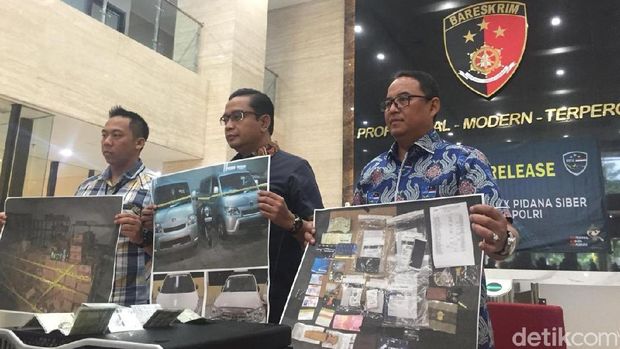 Polisi menunjukkan foto barang bukti terkait kejahatan pelaku