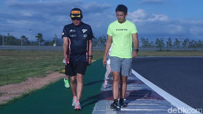Rio Haryanto menjaga kebugaran tubuh dengan bersepeda. (Foto: Lucas Aditya / detiksport) Rio Haryanto menjaga kebugaran tubuh dengan bersepeda. (Foto: Lucas Aditya / detiksport)