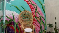 Happiness Kitchen & Coffee punya warna pink lucu dengan mural-mural di dinding. Bertempat di Jl. Maleo Raya, Blok JC 1/2, Pondok Aren, Tangerang. Foto : pergikuliner.com