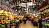 Pasar Mercado Central yang ada di kota Santiagio, Chile, punya hidangan seafood yang spektakuler. Dengan jajaran buah serta sayur yang segar, di sini bisa pilih langsung hasil tangkapan laut yang beragam. Foto: Istimewa