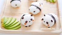 Siapa mau makan bola nasi Panda yang super imut ini? Makin lengkap dengan garnish irisan alpukat segar. Foto: Instagram peaceloving_pax