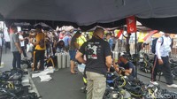 Pantauan detikcom di Pantai Manado, Kawasan Megamas, Manado ribuan orang melakukan persiapan akhir baik polisi, tentara, penyelam untuk event yang digagas organisasi Wanita Selam Indonesia (WASI) (Fitraya/detikcom)