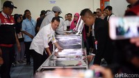 Isa Bajaj jadi salah satu orang pertama yang nampak di Rumah Sakit Dharmais saat Agung Hercules dikabarkan meninggal dunia pada Kamis (1/8). Pool/Noel/detikFoto.