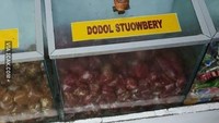 Penjual dodol yang satu ini tak mau ketinggalan. Dodol kekinian mungkin ya, soalnya namanya dodol stuowbery. Foto: istimewa