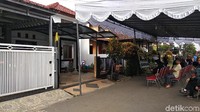 Beberapa pelayat sudah datang ke rumah duka. Foto: Doni/detikHOT