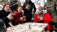 Kelompok turis ini menikmati bir di Le Panoramic usai ski. Pasti jadi pengalaman tak terlupakan! Foto: Instagram matsbjornstrom