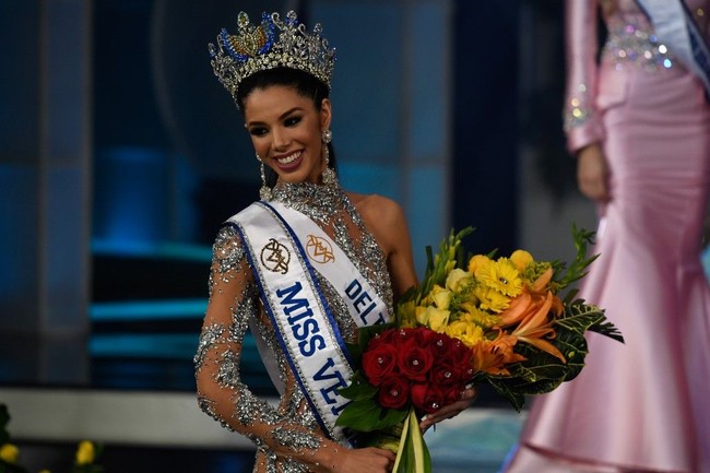 Thalia Olvino meraih mahkota Miss Venezuela 2019 setelah meraih poin tertinggi untuk penilaian dalam hal penampilannya di malam final, jawabannya atas pertanyaan juri di malam final, sesi interview sebelum final dan berbagai aspek lainnya. Foto: FEDERICO PARRA / AFP
