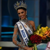 Thalia Olvino meraih mahkota Miss Venezuela 2019 setelah meraih poin tertinggi untuk penilaian dalam hal penampilannya di malam final, jawabannya atas pertanyaan juri di malam final, sesi interview sebelum final dan berbagai aspek lainnya. Foto: FEDERICO PARRA / AFP
