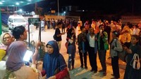 Badan Meteorologi, Klimatologi, dan Geofisika (BMKG) menyebut gempa tersebut memiliki Magnitudo 7,4 dan berpusat di wilayah barat daya Sumur, Banten. ANTARA FOTO/Sofi Mahalili.