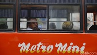 Dari tujuh poin langkah pengendalian kualitas udara, tiga di antaranya mengatur cara menekan emisi. Pada poin pertama, Anies meminta tak ada lagi angkutan berusia di atas 10 tahun dan tidak lulus uji emisi untuk beroperasi.
