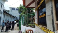 Saat ini garis polisi juga dipasang di lokasi.
